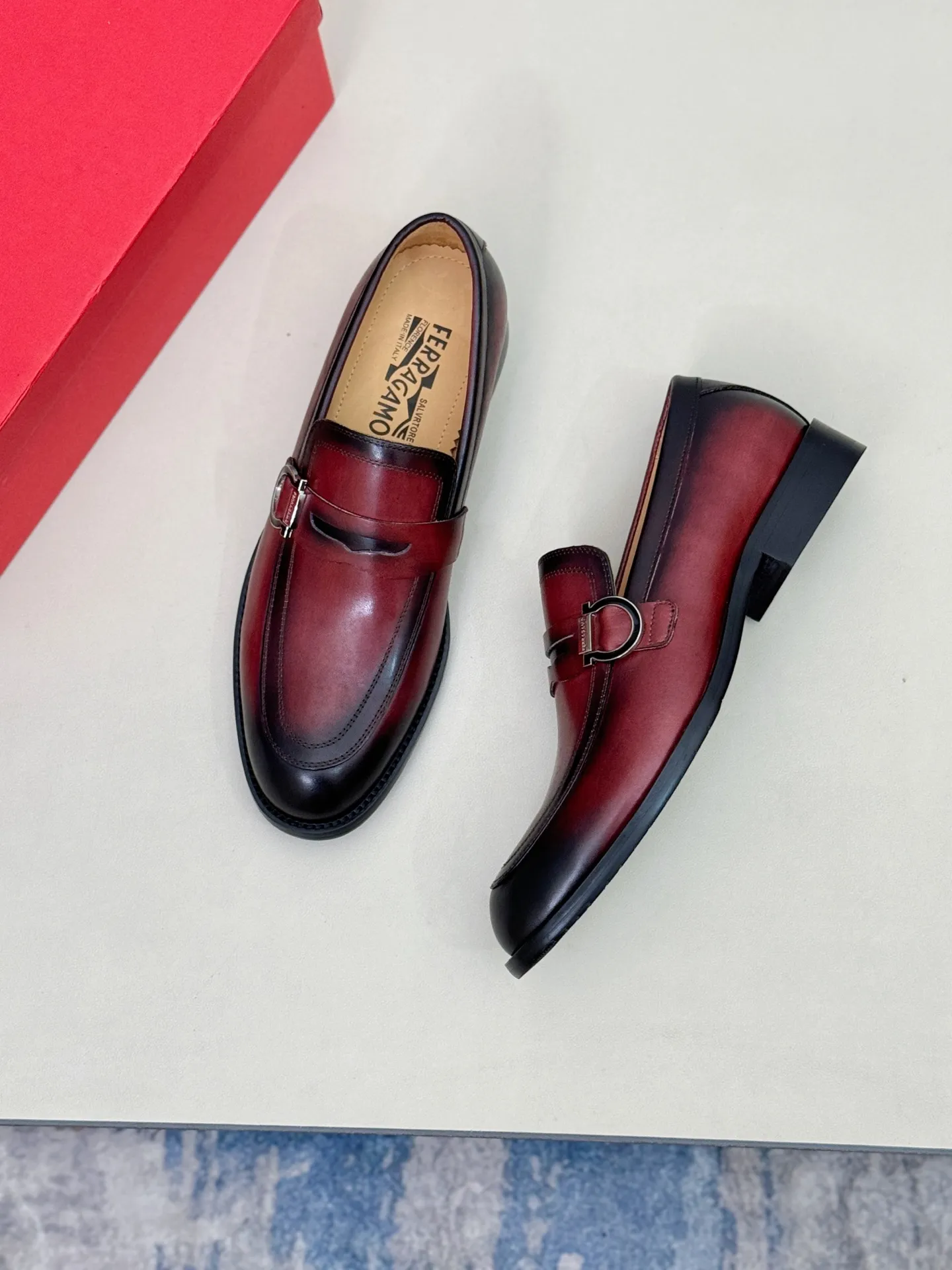 [Ferragamo] P: 560💰 Number of yards: 38~44 (45 orders are non-returnable) Ferragam's new men's formal leather shoes, the fabric is made of imported cowhide, with visible texture, heavy-duty stitching, dyed calfskin inside, standard logo cowhide feet, big-name experience, soft and comfortable on the feet, a men's favorite, special non-slip and wear-resistant rubber soles, easy to handle various occasions, with original box packaging!